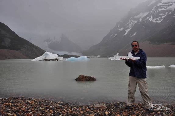 Brincando com pedaços de gelo na Laguna Torre, no Parque Nacional Los Glaciares, perto de El Chaltén, na Argentina